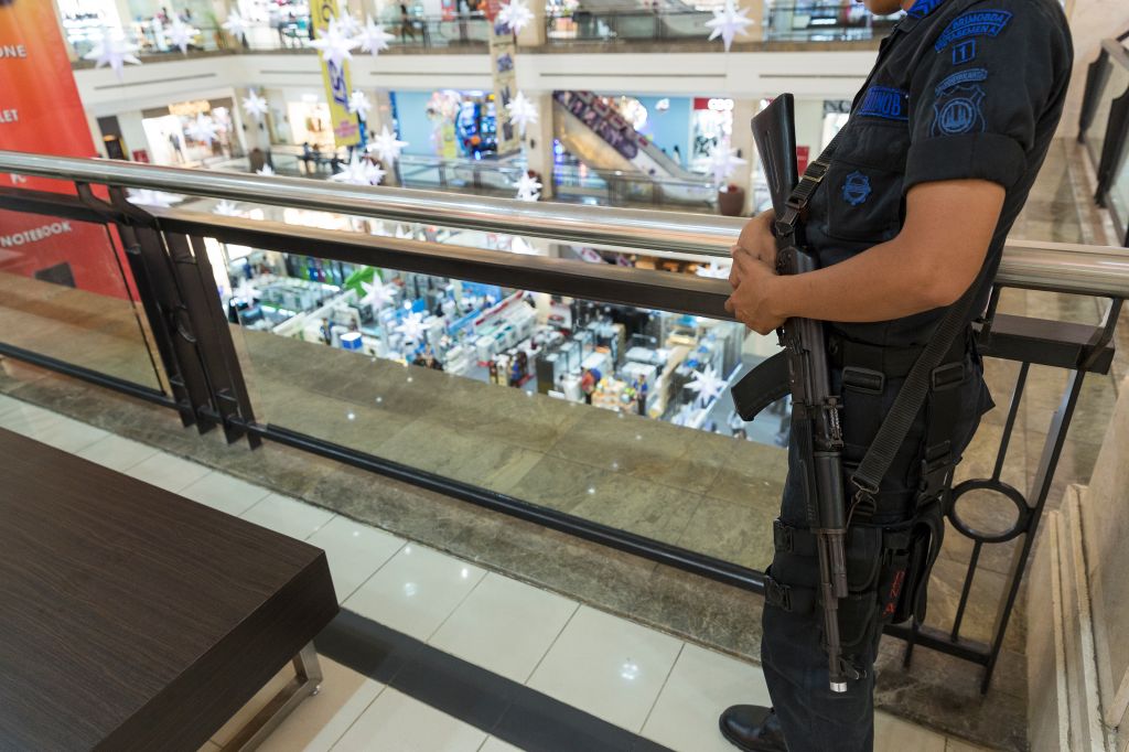 Man with an assault rifle in a supermarket